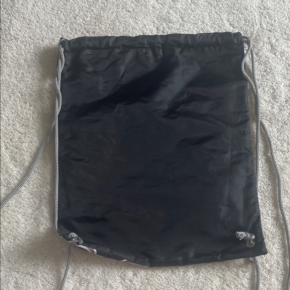 Nwot Black And White Patterned Drawstring Backpack - image 4